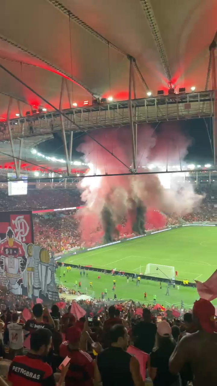 Fumaça da torcida no Maracanã