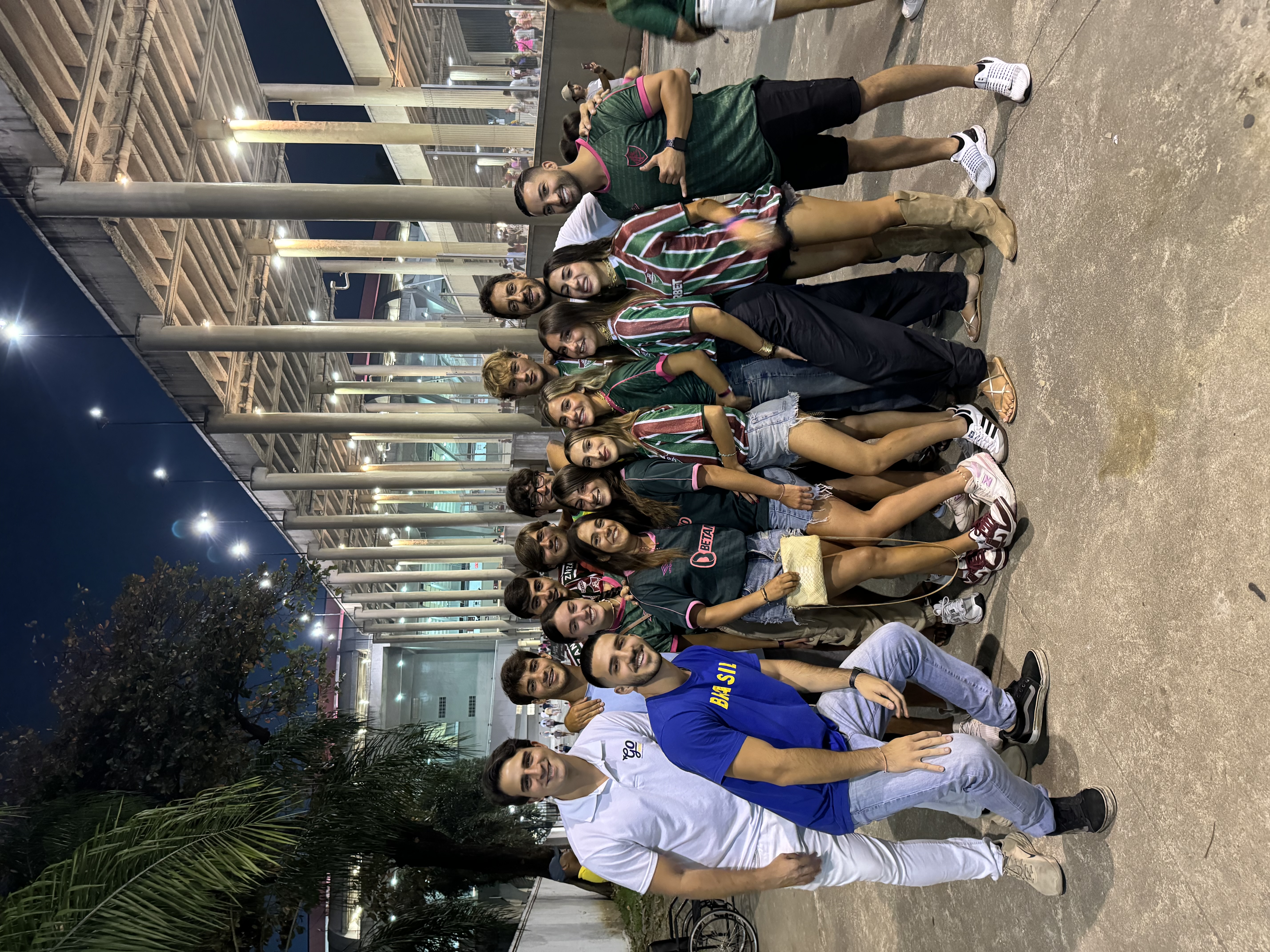 Grupo de turistas à noite no Maracanã