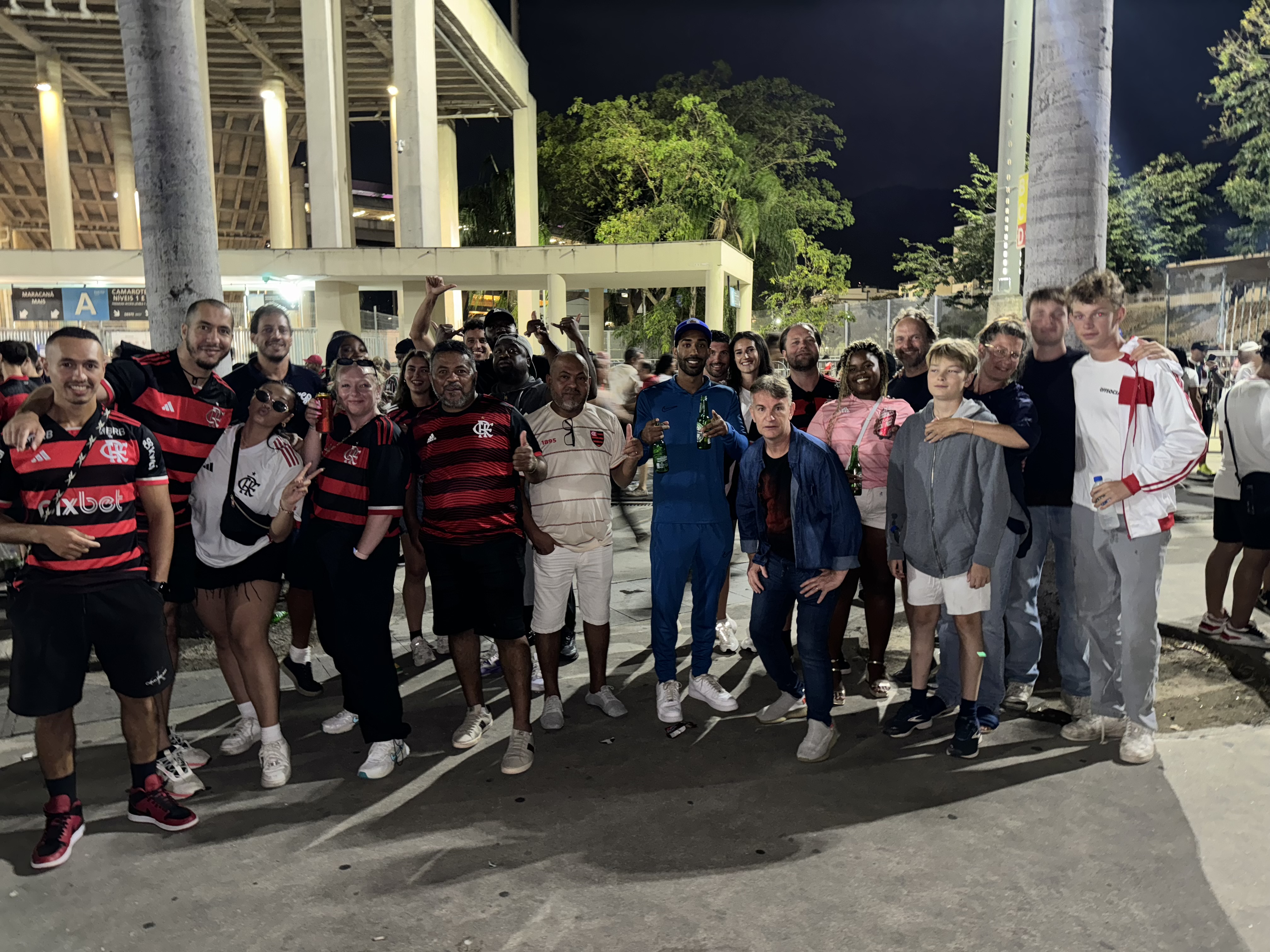 Torcedores reunidos no Maracanã