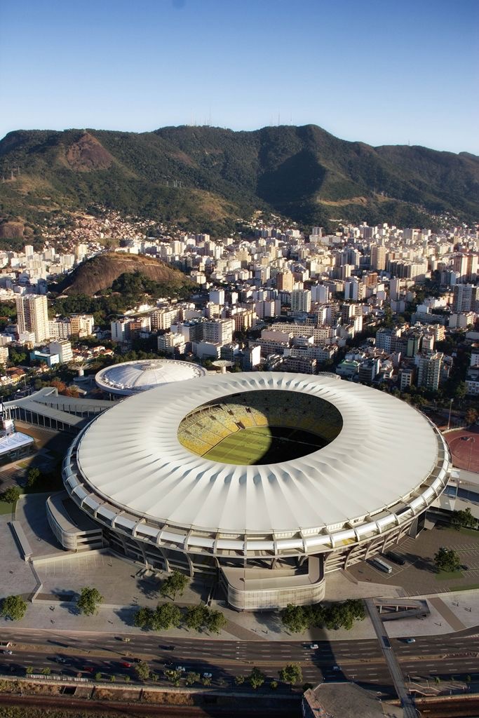 Visão interna do estádio com torcida