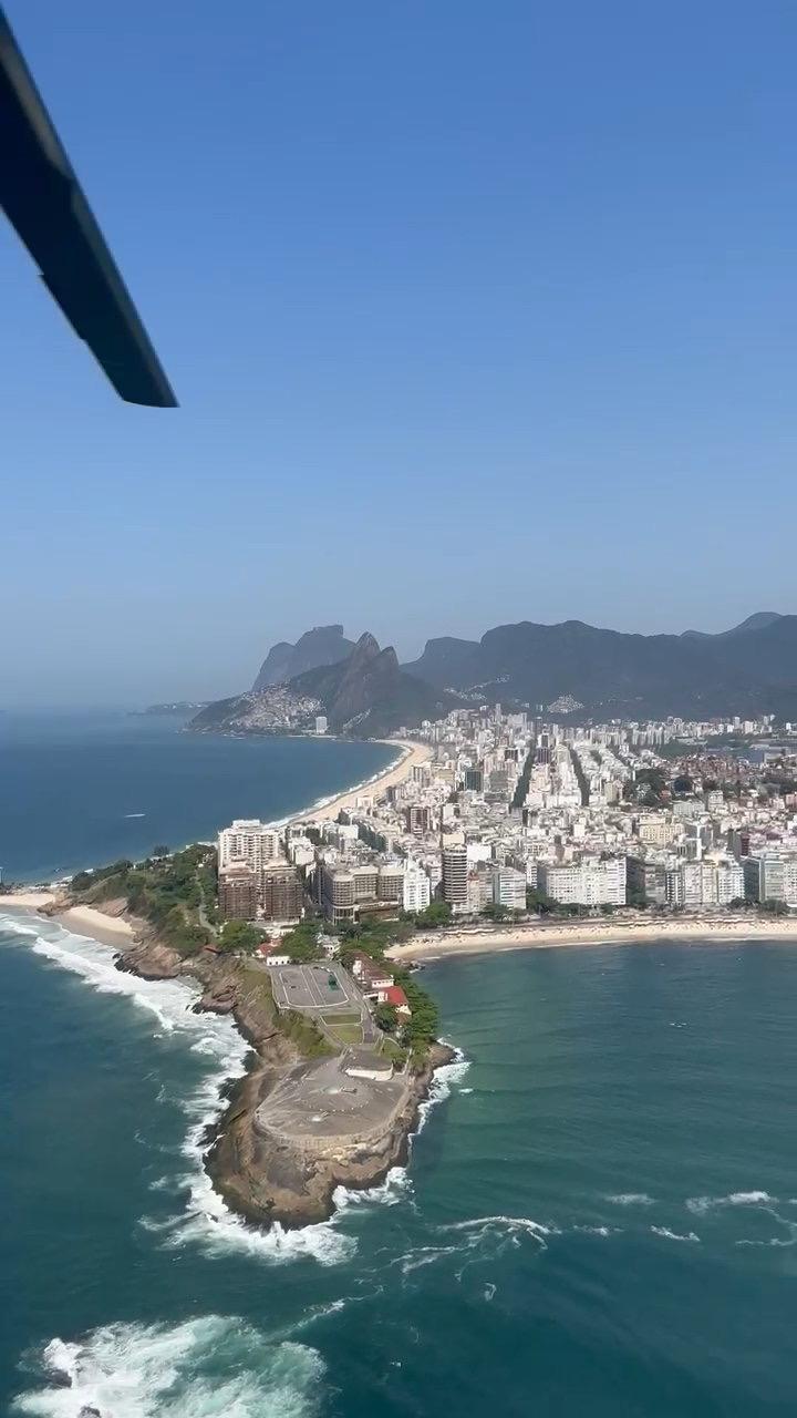 Vista aérea da praia do Rio de Janeiro em voo de helicóptero