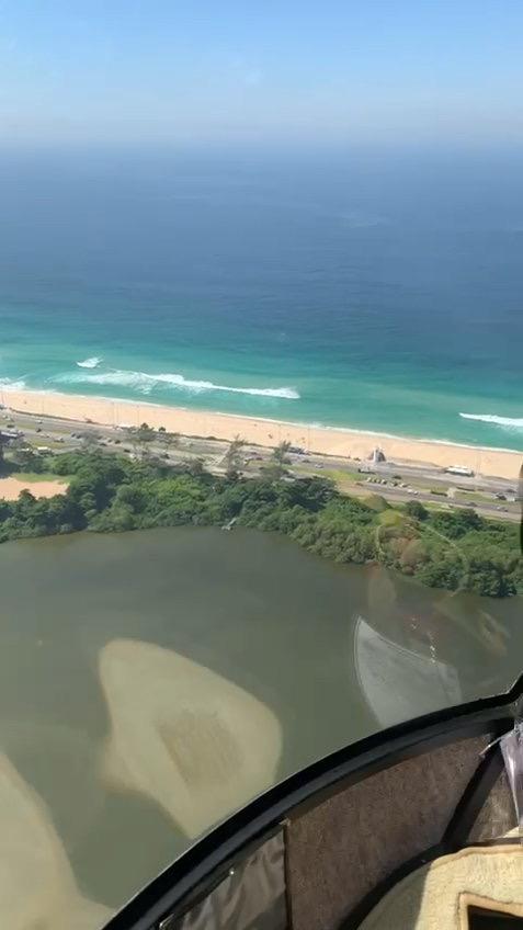 Vista aérea da lagoa e praia em voo de helicóptero