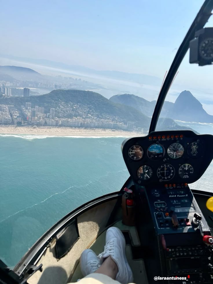 Turista dentro do helicóptero com vista para o Rio