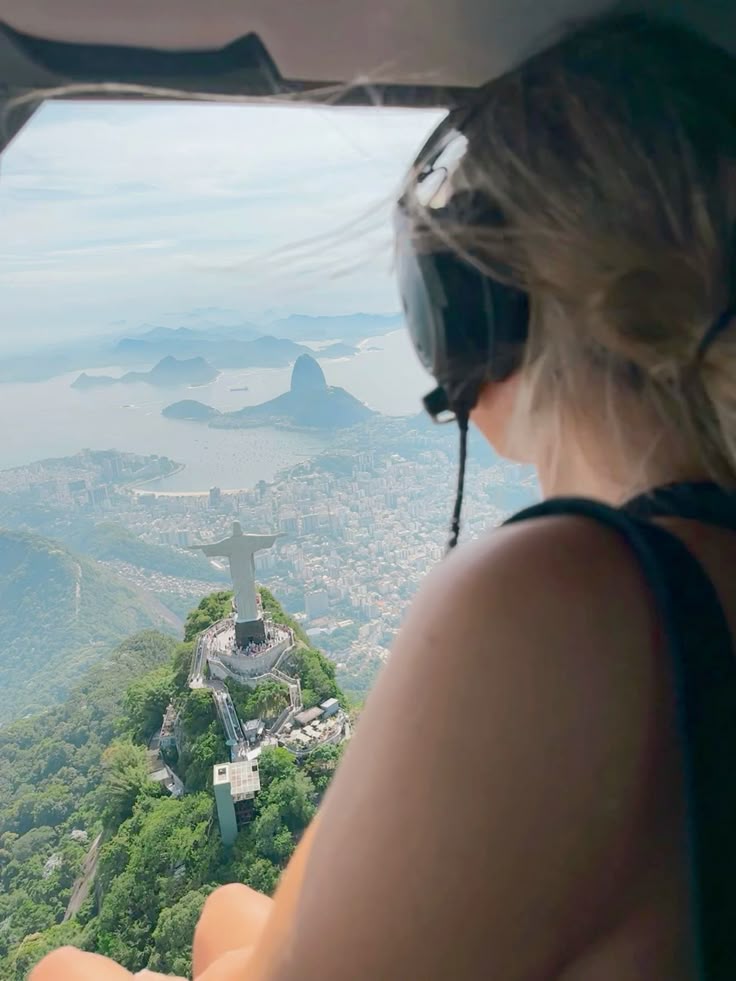 Vista do Cristo Redentor de dentro do helicóptero