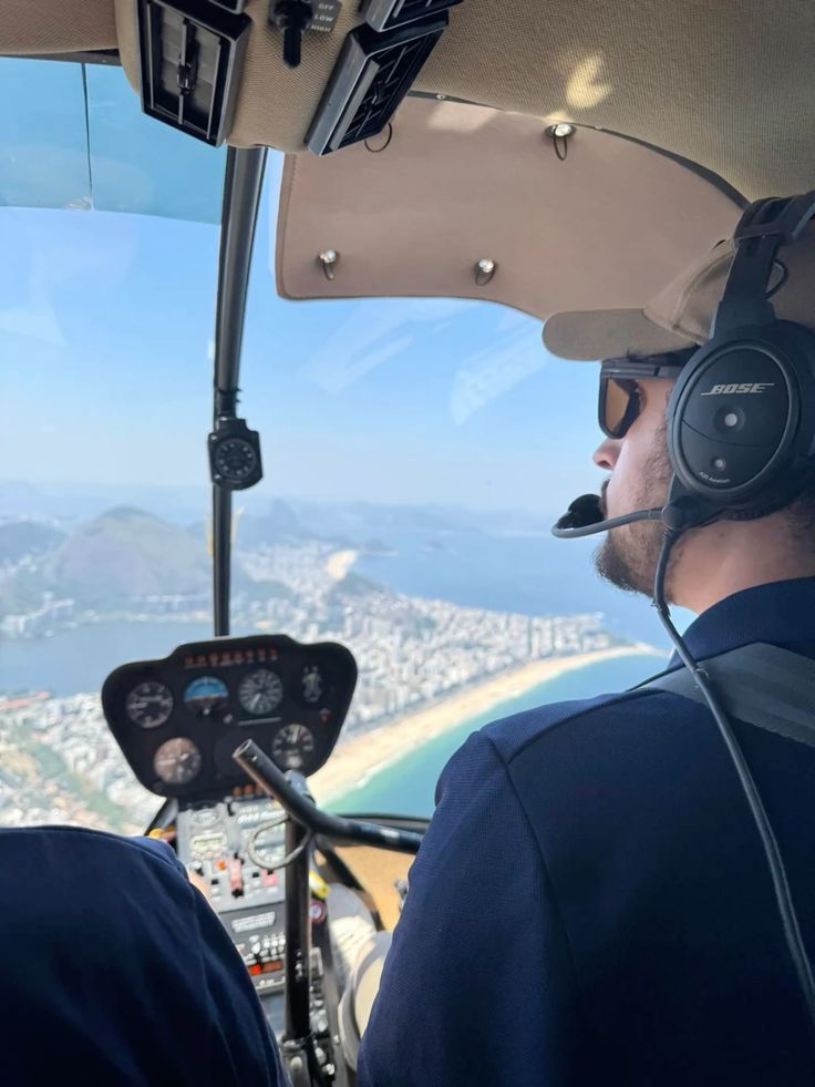 Piloto e vista da cidade do helicóptero